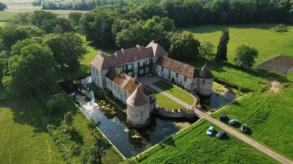 İnsansız hava aracı fotoğrafı Lacour d 'Arcenay Şatosu Fransa Avrupa