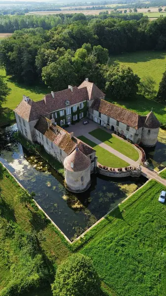 İnsansız hava aracı fotoğrafı Lacour d 'Arcenay Şatosu Fransa Avrupa