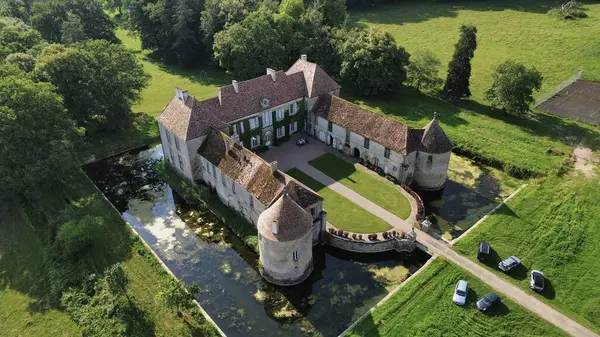 İnsansız hava aracı fotoğrafı Lacour d 'Arcenay Şatosu Fransa Avrupa