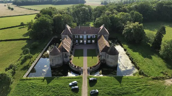 İnsansız hava aracı fotoğrafı Lacour d 'Arcenay Şatosu Fransa Avrupa