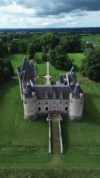 İnsansız hava aracı fotoğrafı Loriol kalesi Fransa Avrupa
