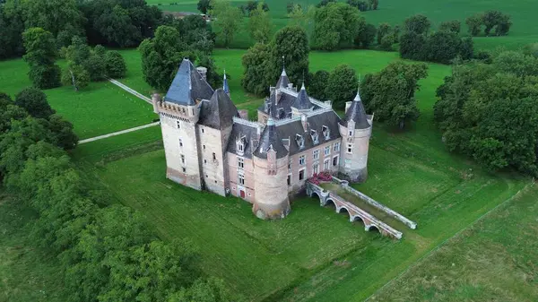 İnsansız hava aracı fotoğrafı Loriol kalesi Fransa Avrupa