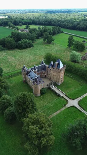 İnsansız hava aracı fotoğrafı Loriol kalesi Fransa Avrupa