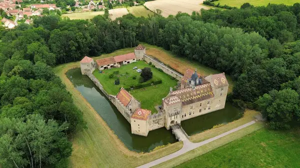 İnsansız hava aracı fotoğrafı Marigny-le-Cahouet şatosu Fransa Avrupa