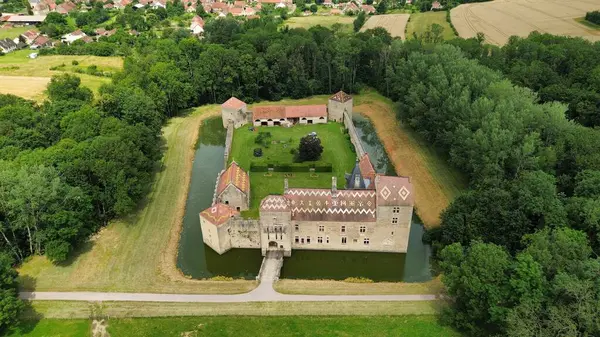 İnsansız hava aracı fotoğrafı Marigny-le-Cahouet şatosu Fransa Avrupa