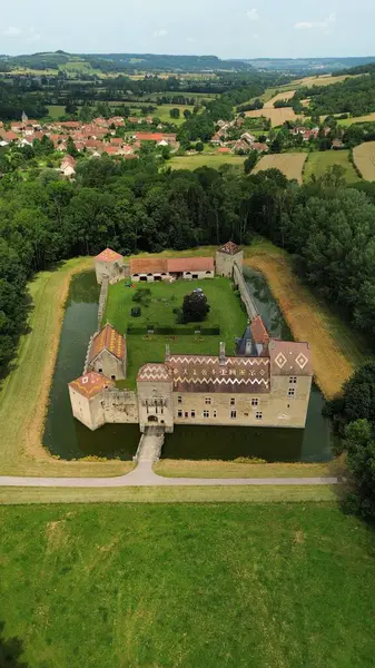 İnsansız hava aracı fotoğrafı Marigny-le-Cahouet şatosu Fransa Avrupa