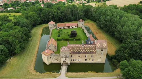 İnsansız hava aracı fotoğrafı Marigny-le-Cahouet şatosu Fransa Avrupa