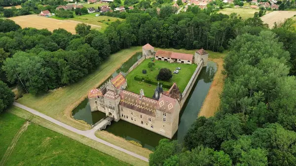 İnsansız hava aracı fotoğrafı Marigny-le-Cahouet şatosu Fransa Avrupa