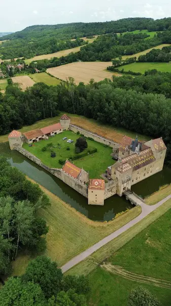İnsansız hava aracı fotoğrafı Marigny-le-Cahouet şatosu Fransa Avrupa