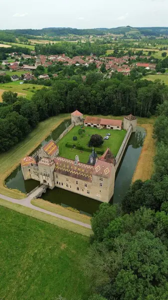 İnsansız hava aracı fotoğrafı Marigny-le-Cahouet şatosu Fransa Avrupa