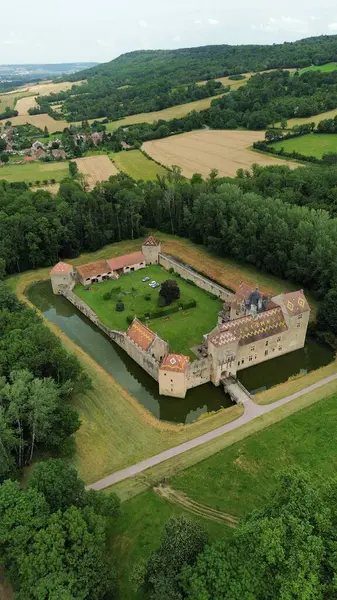 İnsansız hava aracı fotoğrafı Marigny-le-Cahouet şatosu Fransa Avrupa