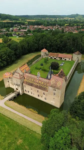 İnsansız hava aracı fotoğrafı Marigny-le-Cahouet şatosu Fransa Avrupa
