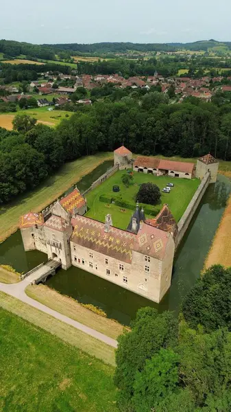 İnsansız hava aracı fotoğrafı Marigny-le-Cahouet şatosu Fransa Avrupa