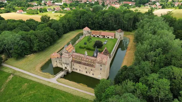 İnsansız hava aracı fotoğrafı Marigny-le-Cahouet şatosu Fransa Avrupa