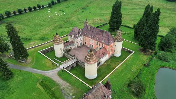 İnsansız hava aracı fotoğrafı Menessaire kalesi Fransa Avrupa