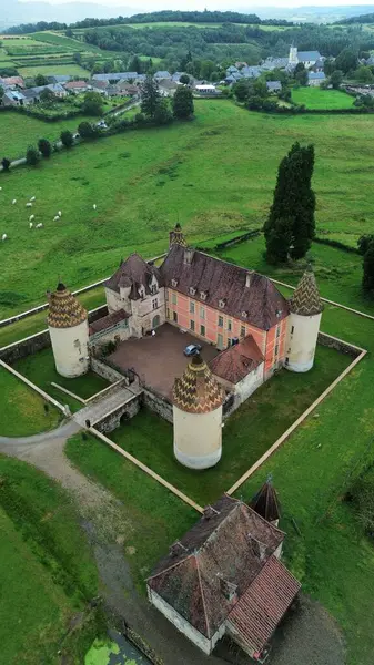 İnsansız hava aracı fotoğrafı Menessaire kalesi Fransa Avrupa