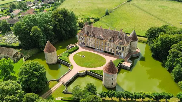İnsansız hava aracı fotoğrafı Missery kalesi Fransa Avrupa