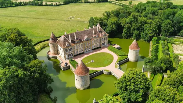 İnsansız hava aracı fotoğrafı Missery kalesi Fransa Avrupa