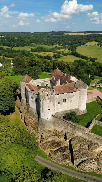 İnsansız hava aracı fotoğrafı Mont Saint-Jean kalesi Fransa Avrupa