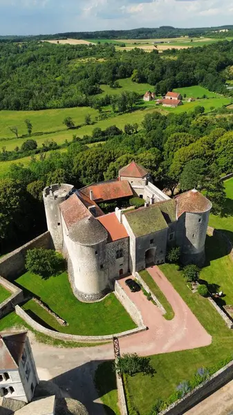 İnsansız hava aracı fotoğrafı Mont Saint-Jean kalesi Fransa Avrupa