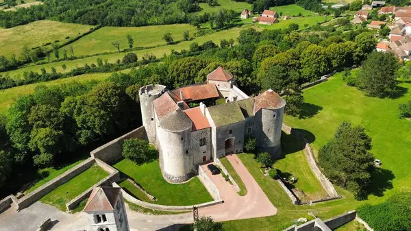 İnsansız hava aracı fotoğrafı Mont Saint-Jean kalesi Fransa Avrupa