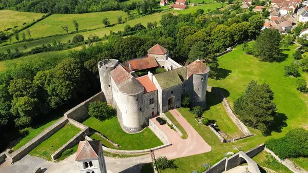 İnsansız hava aracı fotoğrafı Mont Saint-Jean kalesi Fransa Avrupa