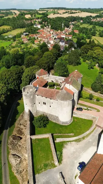 İnsansız hava aracı fotoğrafı Mont Saint-Jean kalesi Fransa Avrupa