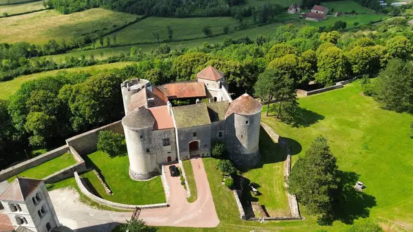 İnsansız hava aracı fotoğrafı Mont Saint-Jean kalesi Fransa Avrupa