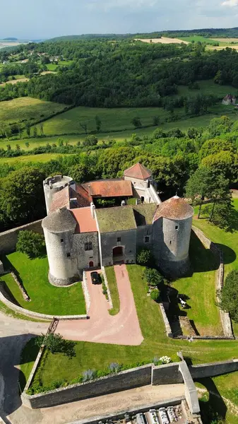 İnsansız hava aracı fotoğrafı Mont Saint-Jean kalesi Fransa Avrupa