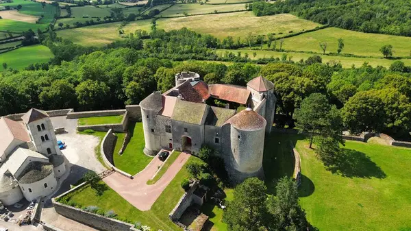 İnsansız hava aracı fotoğrafı Mont Saint-Jean kalesi Fransa Avrupa