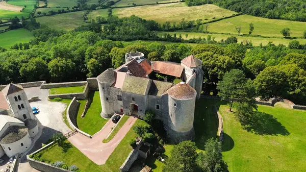 İnsansız hava aracı fotoğrafı Mont Saint-Jean kalesi Fransa Avrupa