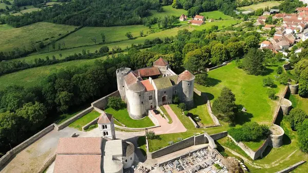 İnsansız hava aracı fotoğrafı Mont Saint-Jean kalesi Fransa Avrupa