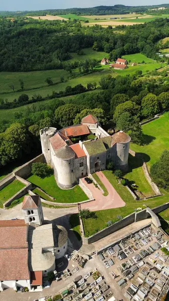 İnsansız hava aracı fotoğrafı Mont Saint-Jean kalesi Fransa Avrupa
