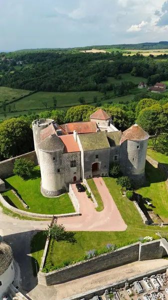 İnsansız hava aracı fotoğrafı Mont Saint-Jean kalesi Fransa Avrupa