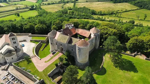 İnsansız hava aracı fotoğrafı Mont Saint-Jean kalesi Fransa Avrupa