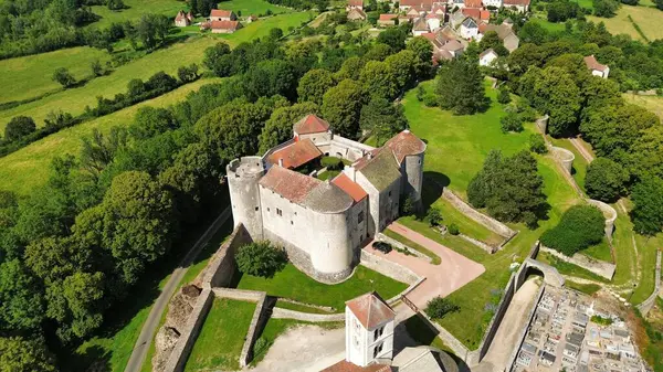 İnsansız hava aracı fotoğrafı Mont Saint-Jean kalesi Fransa Avrupa