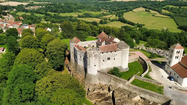 İnsansız hava aracı fotoğrafı Mont Saint-Jean kalesi Fransa Avrupa
