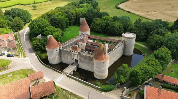 İnsansız hava aracı fotoğrafı Posanges Kalesi Fransa Avrupa