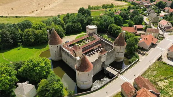 İnsansız hava aracı fotoğrafı Posanges Kalesi Fransa Avrupa