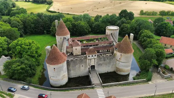İnsansız hava aracı fotoğrafı Posanges Kalesi Fransa Avrupa