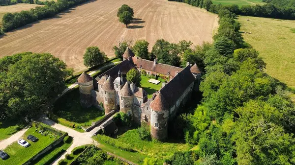 İnsansız hava aracı fotoğrafı Ratilly Kalesi Fransa Avrupa