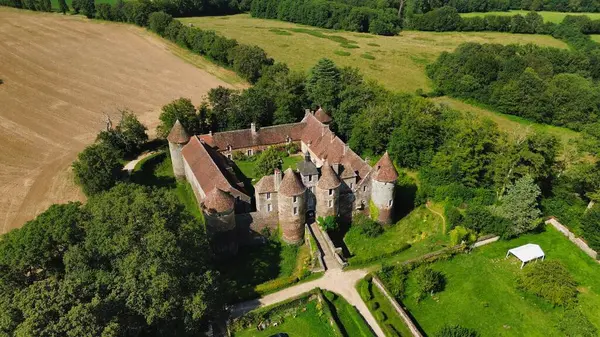 İnsansız hava aracı fotoğrafı Ratilly Kalesi Fransa Avrupa