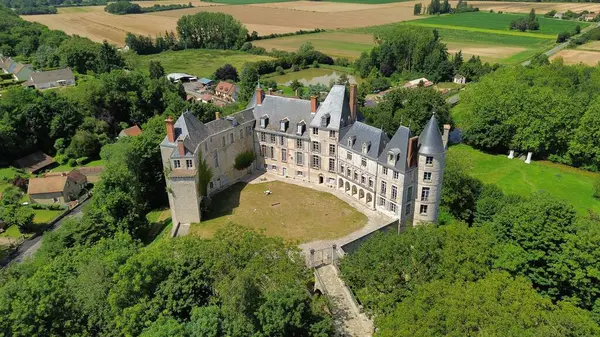 İHA fotoğrafı Saint-Brisson-sur-Loire Kalesi Fransa Avrupa