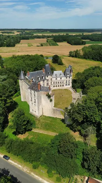 İHA fotoğrafı Saint-Brisson-sur-Loire Kalesi Fransa Avrupa