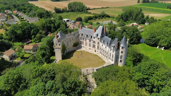İHA fotoğrafı Saint-Brisson-sur-Loire Kalesi Fransa Avrupa