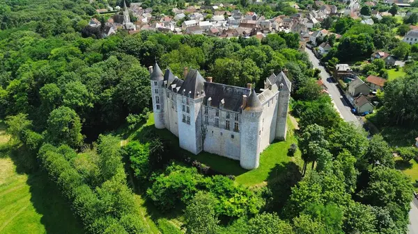 İHA fotoğrafı Saint-Brisson-sur-Loire Kalesi Fransa Avrupa