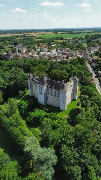 İHA fotoğrafı Saint-Brisson-sur-Loire Kalesi Fransa Avrupa