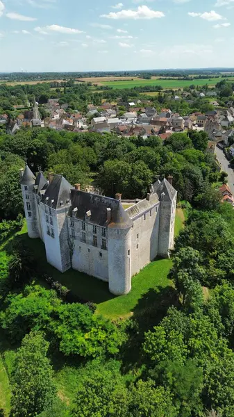 İHA fotoğrafı Saint-Brisson-sur-Loire Kalesi Fransa Avrupa