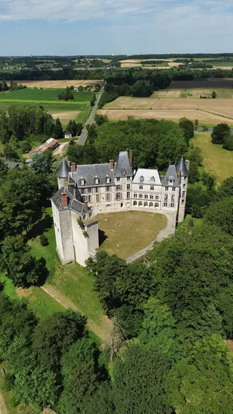 İHA fotoğrafı Saint-Brisson-sur-Loire Kalesi Fransa Avrupa