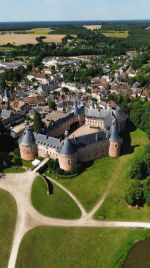 İnsansız hava aracı fotoğrafı Saint-Fargeau Kalesi Fransa Avrupa